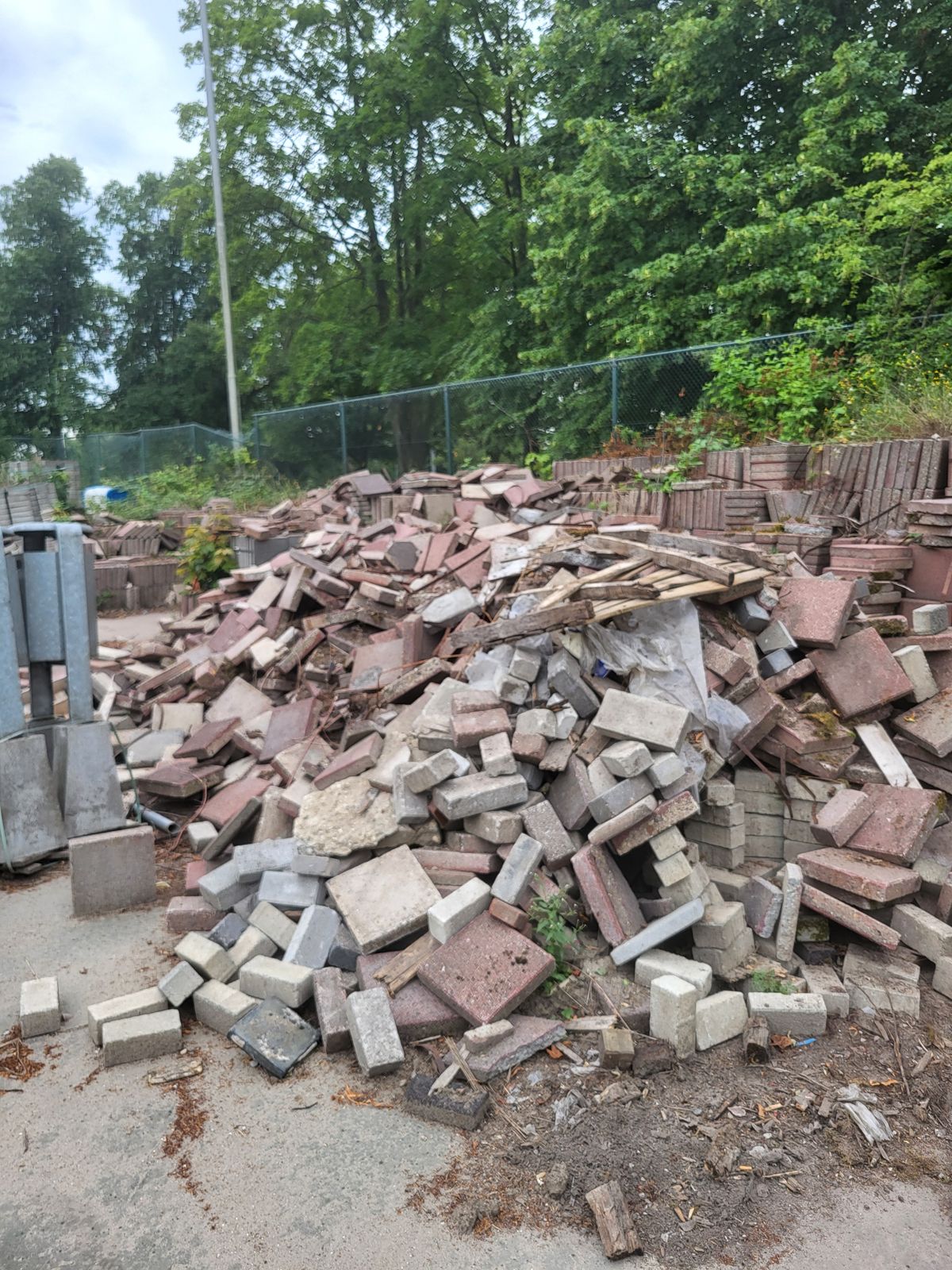 Oude klinkers en puin afgevoerd van bedrijfsterrein in Rotterdam