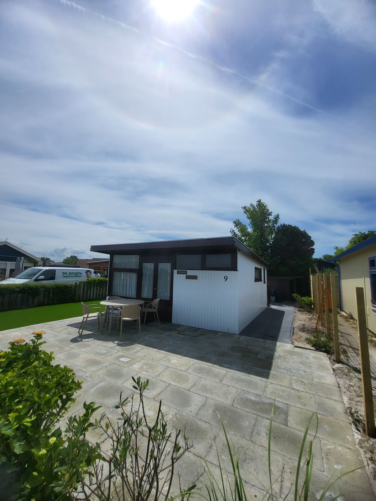 Betegeld terras bij een chalet voor de ontruiming